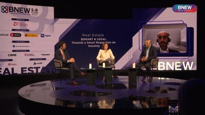 El 'partner' de Fuentes Lojo Abogados, Alejandro Fuentes-Lojo; el 'research analyst' de DWS Alternatives, Martin Lippmann, y el presidente de APCE, Xavier Vilajoana, junto a  la ceo de Vertix Grup Immobiliari, Elena Massot.