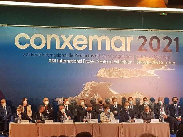 La conselleira do Mar, el presidente de Abanca, el alcalde, el presidente de la Xunta y el presidente de Conxemar durante la inauguración de la feria