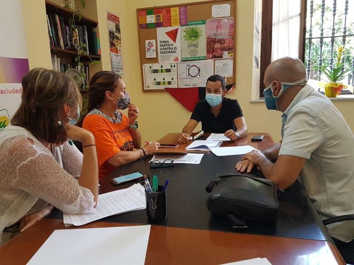 Rojas, con trabajadores de Servicios Sociales