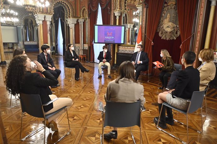 El alcalde de Bilbao, Juan María Abuerto, durante su reunión con los jóvenes