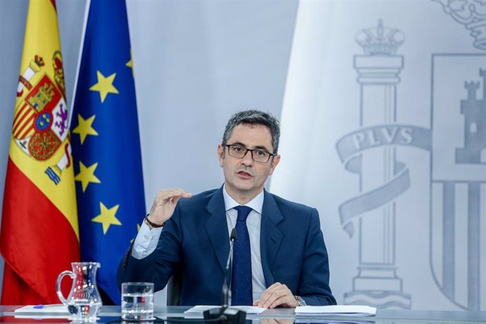 El ministro de la Presidencia, Relaciones con las Cortes y Memoria Democrática, Félix Bolaños, interviene en una rueda de prensa posterior a una reunión del Consejo de Ministros en el Palacio de la Moncloa, a 5 de octubre de 2021, en Madrid, (España). 