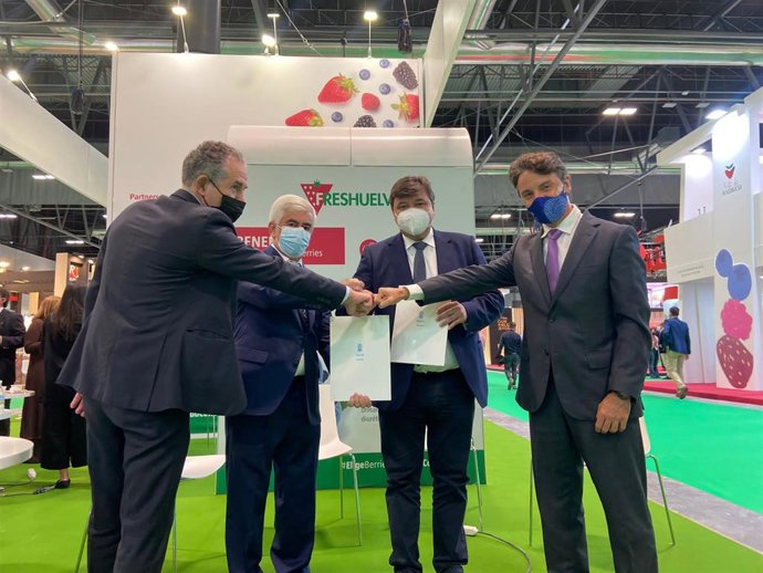 Firma del convenio de colaboración con Freshuelva, por el que el Ayuntamiento pone las instalaciones de la Casa Colón en los próximos dos años para la celebración del Congreso Internacional de Frutos Rojos.
