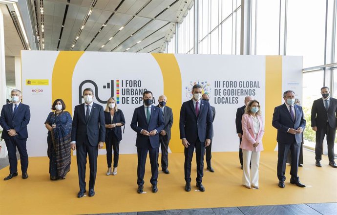 El presidente del Gobierno, Pedro Sánchez (c), posa para una foto institucional en el Palacio de Congreso durante su participación en la inauguración oficial del I Foro Urbano de España y el III Foro de Gobiernos Locales. En la imagen, junto al  preside