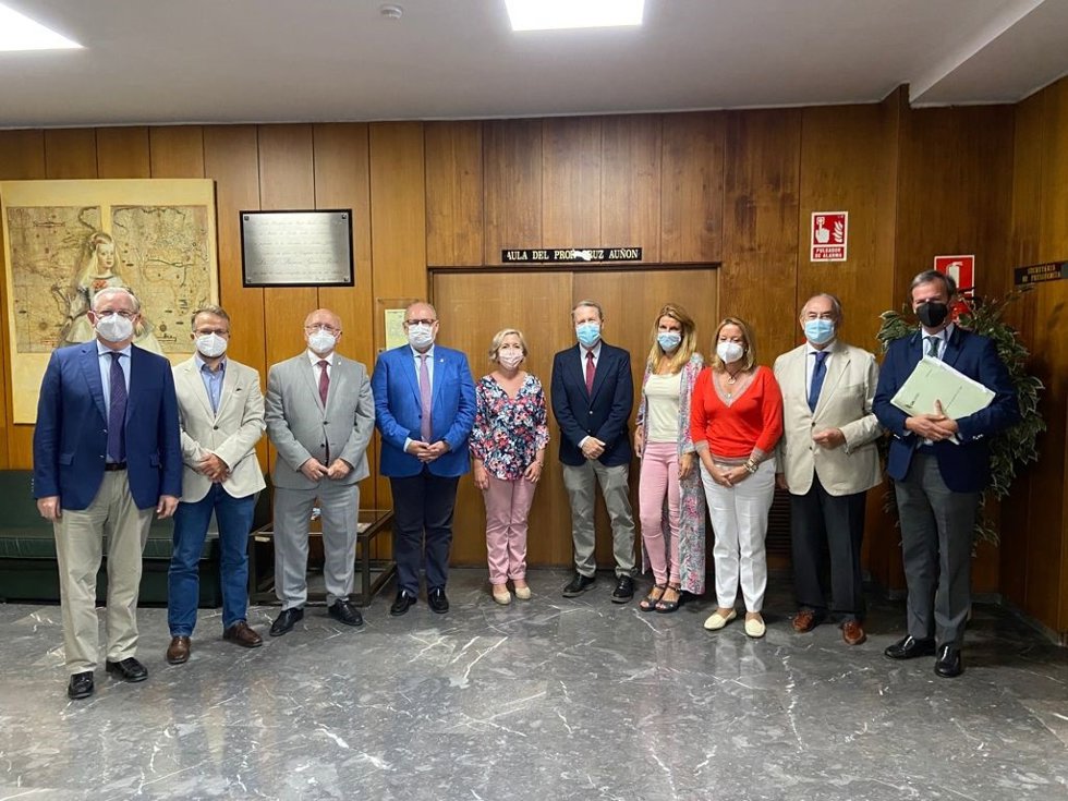Reunión entre responsables de la Junta y del Consejo Andaluz de Colegios de Médicos.