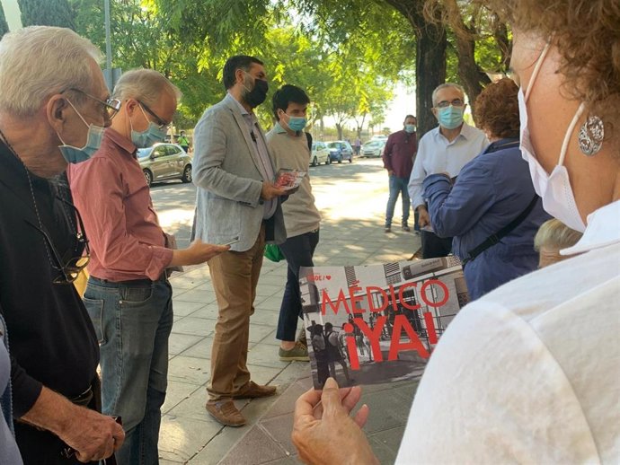 El vicesecretario general del PSOE de Sevilla, Javier Fernández, y el secretario de Salud y Consumo del partido, Juan Manuel Flores, en el centro de salud de La Plata