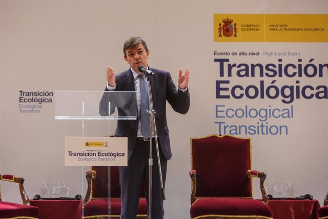 Archivo - El entonces rector de la Universidad Complutense de Madrid (UCM), Carlos Andradas, en una jornada organizada por el Ministerio para la Transición Ecológica en el Paraninfo de la Universidad