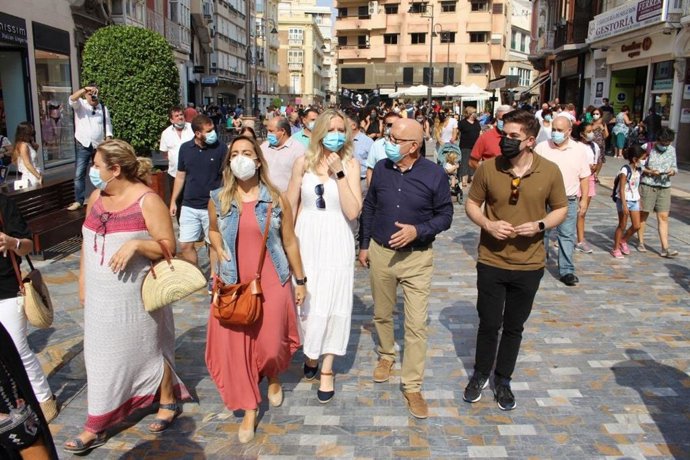 Manuel Padín camina por una calle de Cartagena junto a la coordinadora autonómica de Cs Región de Murcia, María José Ros