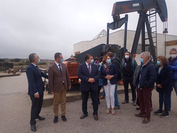 El director general de Patrimonio Cultural, Gumersindo Bueno, en una visita al campo petrolífero de Sargentes de la Lora (Burgos).