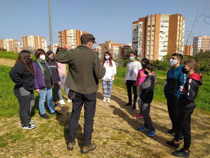 Actividades en la naturaleza en el parque Moret. Monitor.