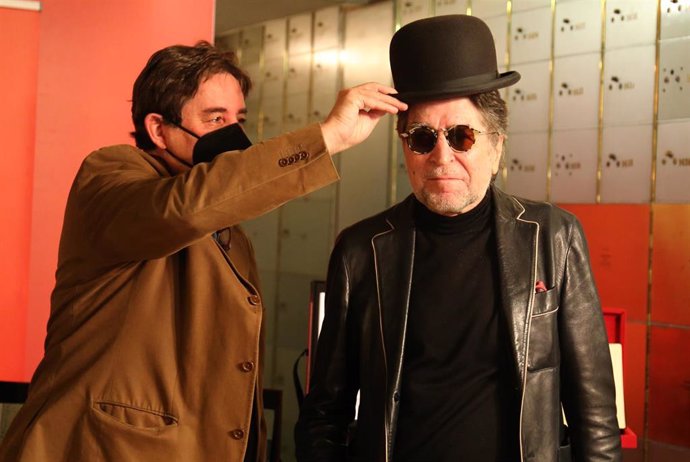 El director del Instituto Cervantes, Luis García Montero (i), le coloca un sombrero al cantante Joaquín Sabina (d) en un homenaje al artista en el Instituto Cervantes, a 5 de octubre de 2021, en Madrid, (España).