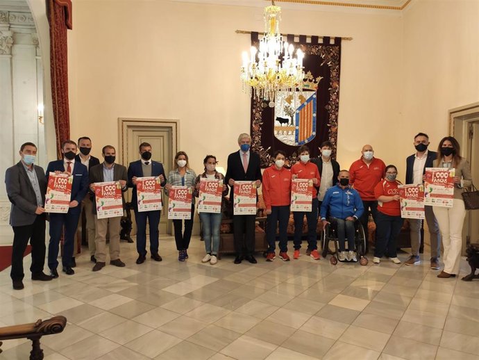Organizadores y empresas colaboradoras de la 'Carrera de los 1.000 pasos' en Salamanca.