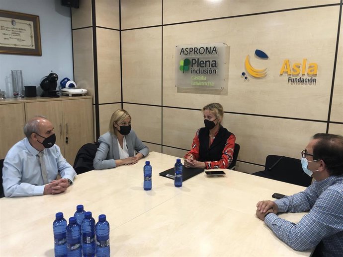 La coordinadora autonómica de Cs en C-LM, Carmen Picazo, reunida con miembros de Asprona