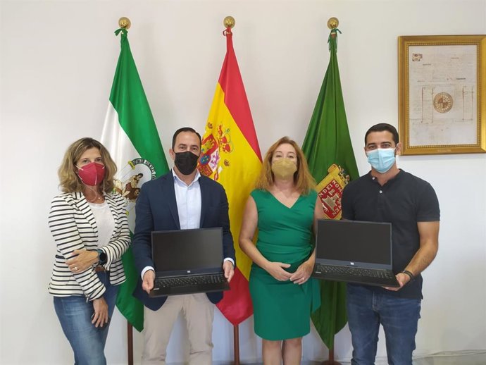 La diputada de Innovación, Municipios Inteligentes y Transformación Digital de la Diputación de Cádiz, Isabel Gallardo, durante la entrega del equipamiento tecnológico en Vejer.