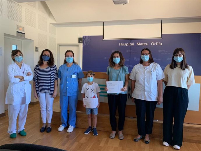 Marius Pons Borrás y Maria Rotger Juli reciben el premio en Manorca.