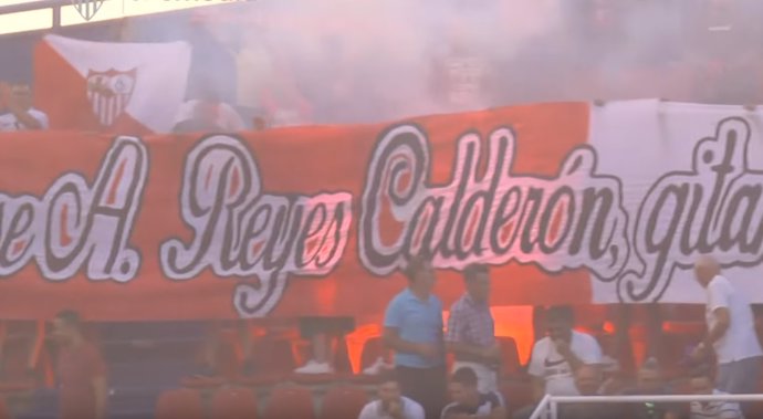 Archivo - Ultras del Sevilla en un partido