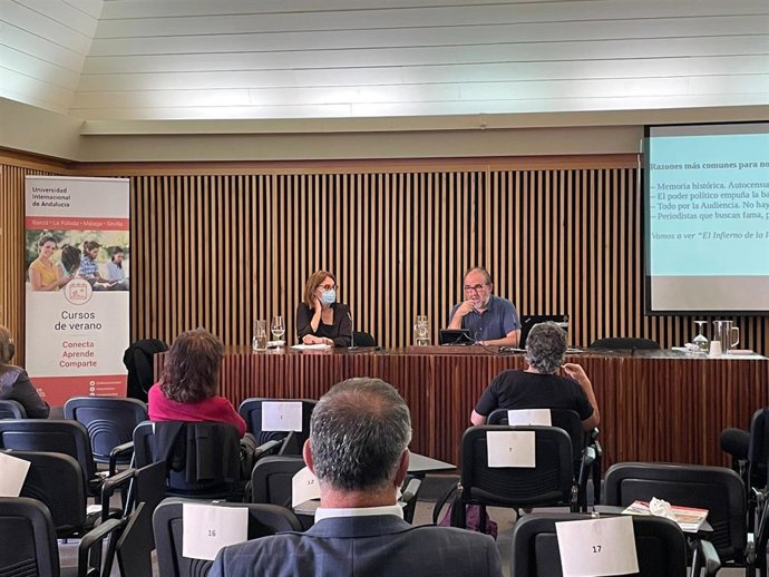 El periodista Antonio Manfredi durante su intervención en los cursos de verano de la UNIA