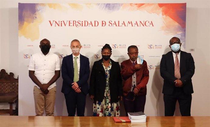 El rector de la USAL, Ricardo Rivero, segundo por la izquierda, junto a representantes de la delegación del Gobierno de Ghana.