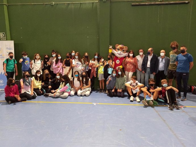 Presentan en el IES Alto Conquero a Onuba, la mascota del Mundial de Bádminton de Huelva.