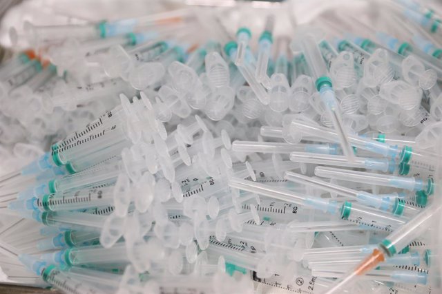 Archivo - Varias dosis de la vacuna de Pfizer en el dispositivo puesto en marcha para vacunar contra el coronavirus, en las instalaciones del Hospital General Universitario Gregorio Marañón, a 20 de agosto de 2021, en Madrid (España). 