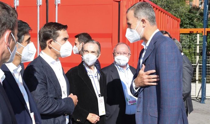 Carlos Torres Vila, presidente de BBVA, saluda al rey Felipe VI.