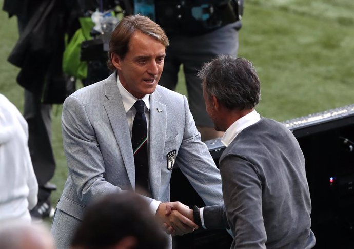 Archivo - 06 July 2021, United Kingdom, London: Italy manager Roberto Mancini (L) greets Spain manager Luis Enrique prior to the start of the UEFA EURO 2020 semi final soccer match between Italy and Spain at Wembley Stadium. Photo: Nick Potts/PA Wire/dpa