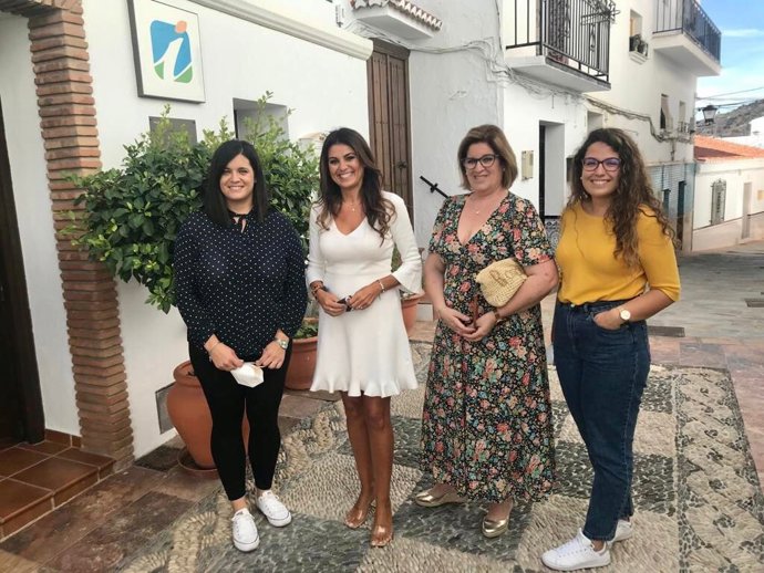 La delegada territorial de Turismo de la Junta en Málaga, Nuria Rodríguez, en una visita en Sayalonga.