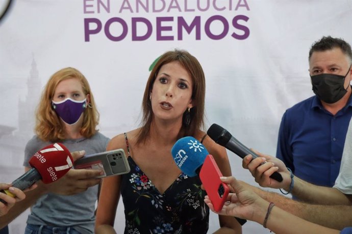 La coordinadora de Podemos Andalucía, Martina Velarde, atiende a los medios en una foto de archivo.