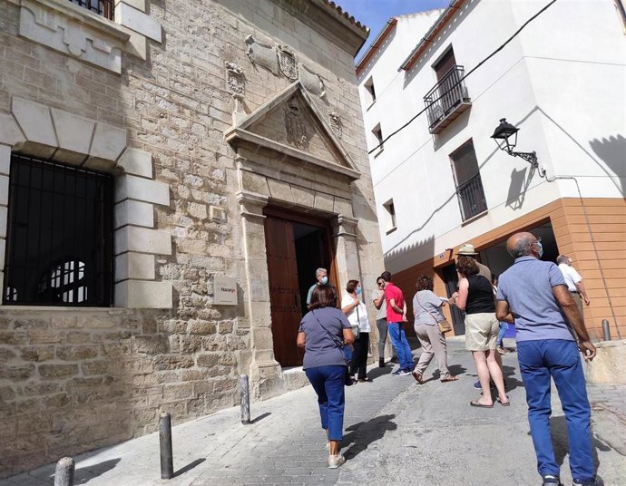 Personas en el exterior de los Baños del Naranjo.