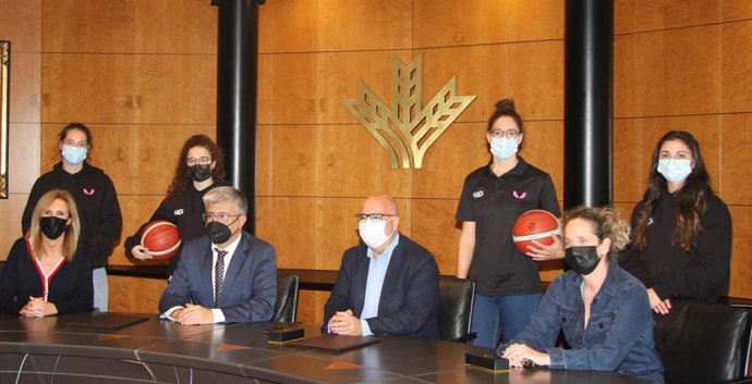 Caja Rural Granada y su Fundación han renovado el patrocinio del primer equipo de baloncesto de la Liga Femenina 2 LF2, Club Deportivo Tear Ramón y Cajal, suscrito entre el  Club y el director de Negocio de Caja Rural Granada, José Aurelio Hernández.