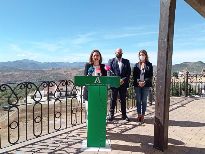 La delegada del Gobierno andaluz en Málaga, Patricia Navarro, en un acto en Periana junto con la delegada territorial de Fomento y el alcalde