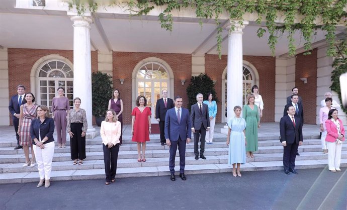 Archivo - Foto de familia de todos los ministros en la escalinata del Palacio de la Moncloa, a donde han llegado para participar en el primer Consejo de Ministros tras la remodelación del Gobierno, a 13 de julio de 2021, en Madrid (España). 
