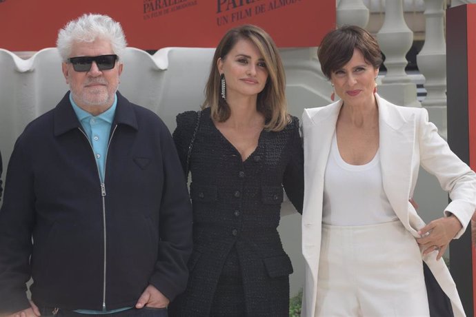 (I-D) Pedro Almodóvar, Penélope Cruz y Atiana Sánchez Gijón posan durante la presentación de 'Madres paralelas'