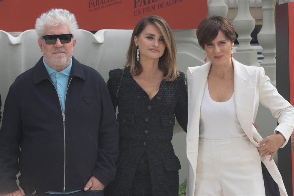 (I-D) Pedro Almodóvar, Penélope Cruz y Atiana Sánchez Gijón posan durante la presentación de 'Madres paralelas'