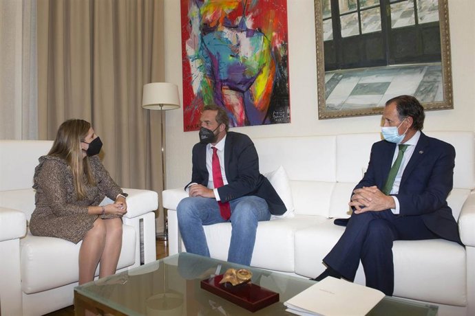 Irene García con el secretario de Estado de Turismo