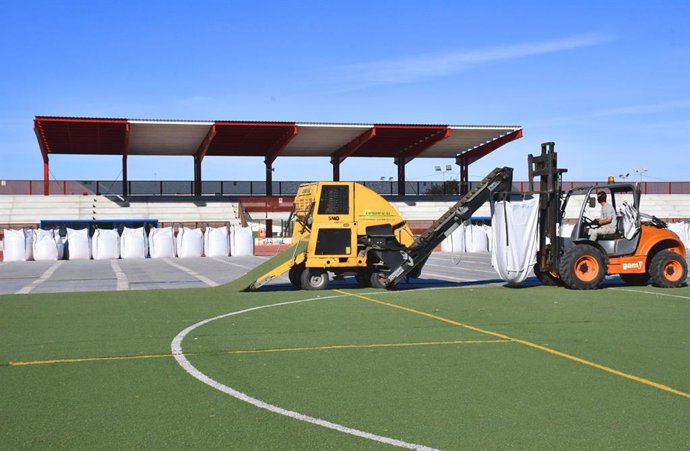 Sustitución del césped artificial del campo de fútbol del polideportivo municipal de Osuna
