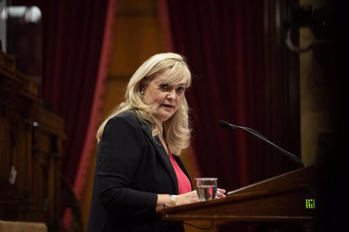 La consellera de Derechos Sociales de la Generalitat, Violant Cervera, en el pleno del Parlament