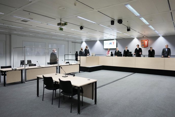 30 September 2021, Schleswig-Holstein, Itzehoe: Presiding Judge Dominik Gross (3rd R) arrives with the judges and the lay assessors for the trial of a 96-year-old former secretary to the SS commander of the Stutthof concentration camp at the Regional Co