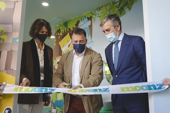 Pedro del Cura, alcalde-presidente del municipio; María Elena Muñoz Echevarría, concejala de Desarrollo Económico y Empleo; y los doctores Myriam Sada y Javier Girón de Velasco, fundadora y director general de Moonz, respectivamente.