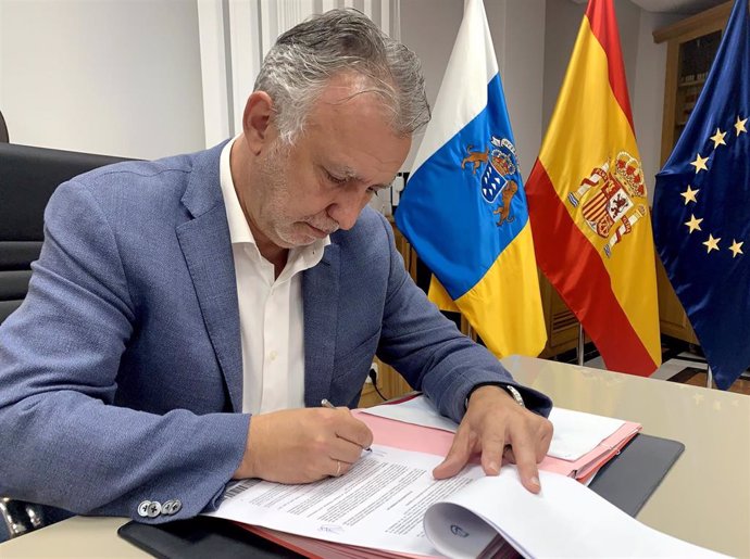 El presidente de Canarias, Ángel Víctor Torres, firma las entregas a cuenta de los cabildos