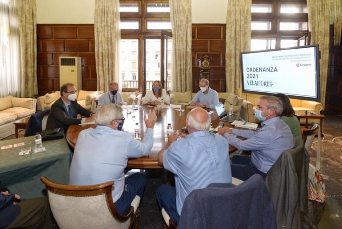 La consejera municipal de Servicios Públicos y Movilidad, Natalia Chueca, en una reunión con representantes de Horeca y de Cafés y Bares