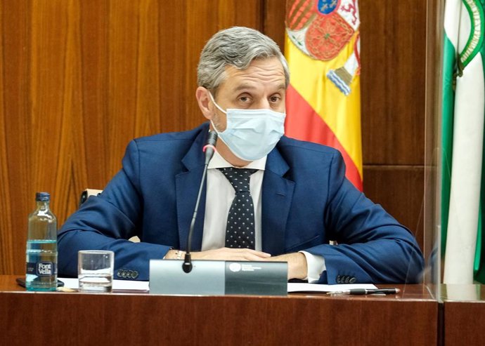 Archivo - El consejero de Hacienda, Juan Bravo, durante una comparecencia parlamentaria en comisión.