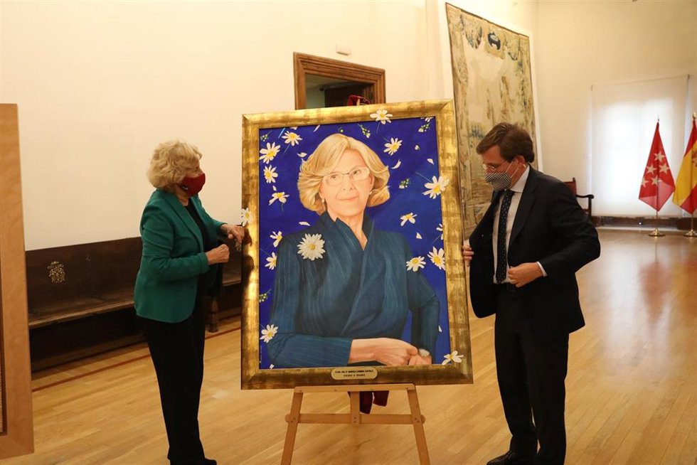 Carmena bajo una lluvia de margaritas, una Botella sonriente y un Gallardón institucional, últimos retratos municipales