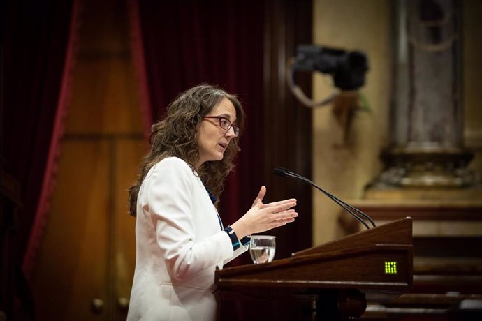 La consellera de Feminismos e Igualdad de la Generalitat, Tnia Verge, en el pleno del Parlament el 5 de octubre de 2021.