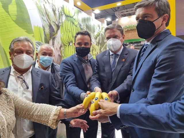 El ministro de Agricultura, Luis Planas (en el centro), junto a representantes de Asprocan en la 'Fruit Attraction 2021'