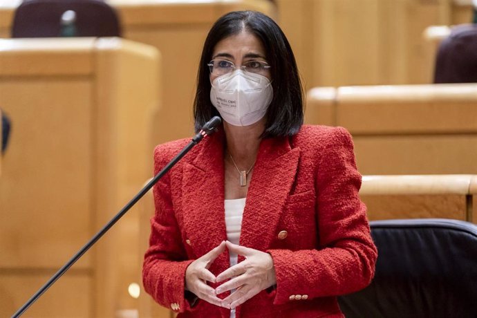 La ministra de Sanidad, Carolina Darias, interviene en una sesión de control al Gobierno en el Senado, a 5 de octubre de 2021, en Madrid, (España).