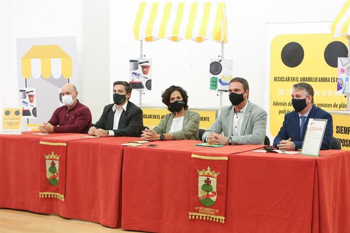 I-D: Raúl Salanueva, jefe de la Sección de Residuos de Desarrollo Rural y Medio Ambiente; José Arrancudiaga, de Ecoembes; la consejera Gómez; el alcalde Bea; el presidente de la Mancomunidad de la Ribera, Fernando Ferrer.