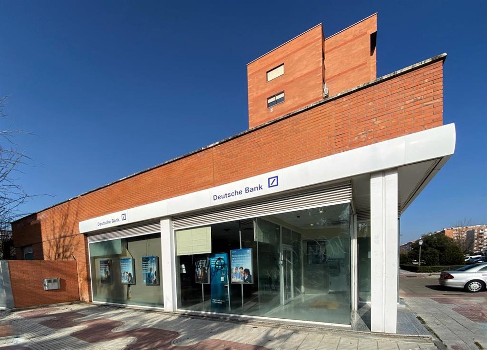 Archivo - Oficina Deutsche Bank en Madrid, tras el incremento del 12,9% en la Bolsa de Fráncofort, lo que equivale a 9,33 euros por acción, la gestora estadounidense Capital Group se convierte en el tercer accionista alcanzando una participación del 3,1