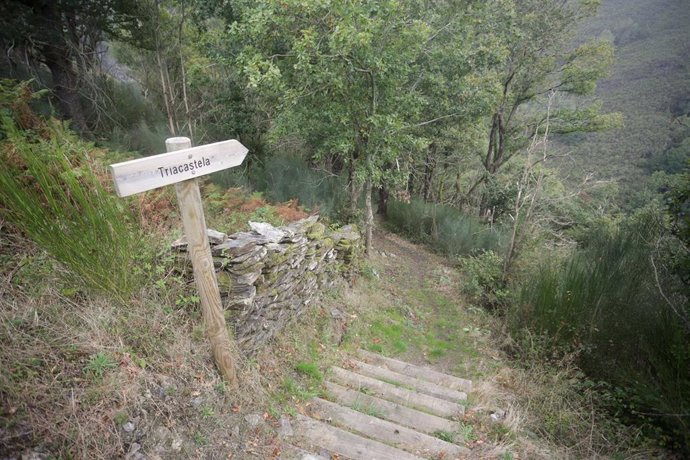 Pista pedestre que comunica a pie las sierras de Oribio y O Courel, a 1 de octubre de 2021, en Triacastela, Lugo, Galicia, (España). 