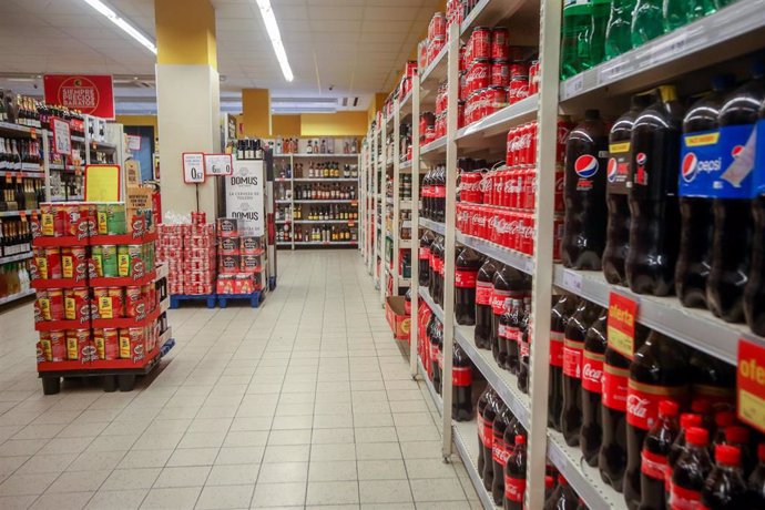 Archivo - Un pasillo de un supermercado de Madrid