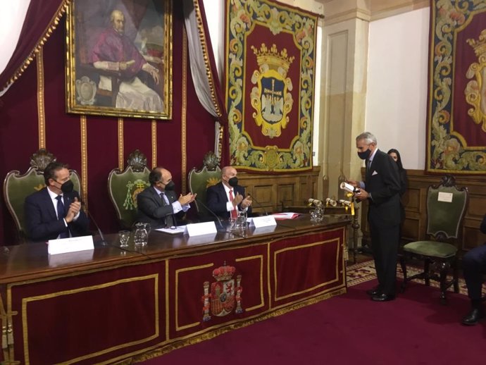 El presidentente de Europa Press, Asís Martín de Cabiedes, recoge el Premio Asicom 2021 en el Edificio Histórico de la Universidad de Oviedo